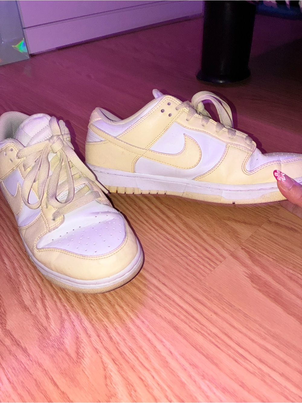 Nike Kids Low-Top Sneakers in Pale Yellow and White